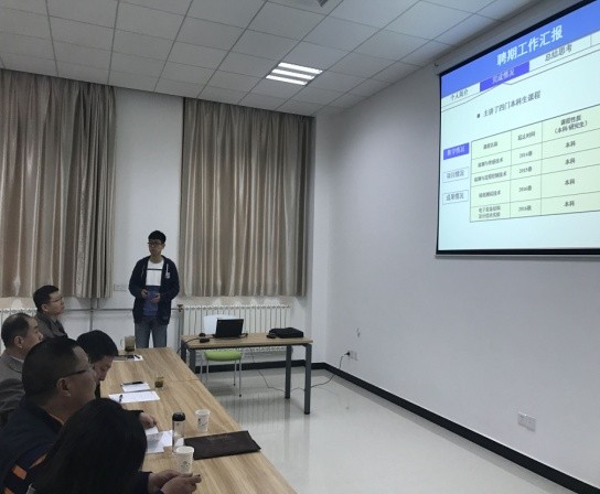 情侣做爱
组织新进教师进行首聘期满述职汇报