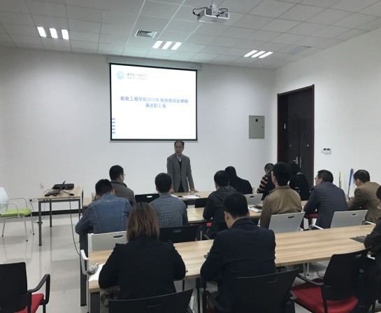 情侣做爱
组织新进教师进行首聘期满述职汇报